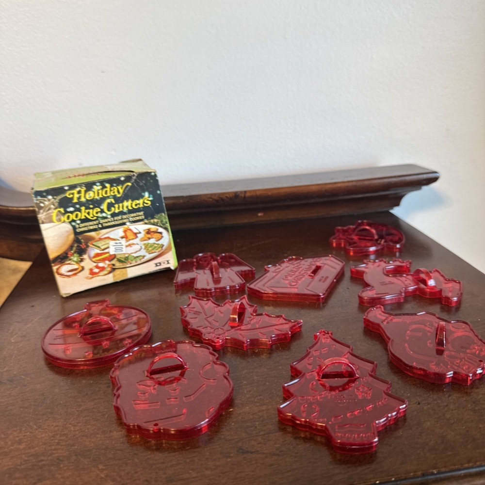 9 Pc. Dan-Dee Red Plastic Cookie Cutters Holidays CHRISTMAS Lot W/ Original Box